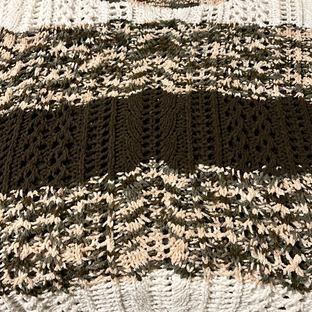 Fashionable knit sweater